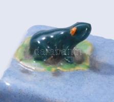 Kislány a békával, Mázas kerámia. Kézzel festett, jelzett, minimális kopással 10 cm