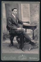 cca 1910 Körmöcbánya, ülő férfi portréja, keményhátú fotó Franciscy Gyula műterméből, 12×8 cm