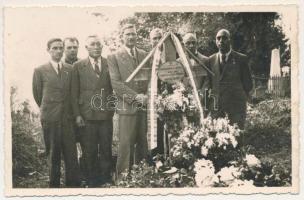 1940 Székelyudvarhely, Odorheiu Secuiesc; Daubrovszky Géza 1879-1907 sírhelye, koszorúzás / cemetery. photo
