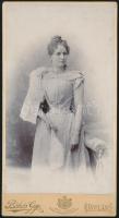 cca 1900 Előkelő hölgy portréja, kabinetfotó Békés Gyula gyulai műterméből, 20,5x11 cm