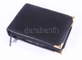 Férfi neszeszer, benne borotva, utazó fogkefe, fésű, cipőkanál, stb., eredeti dobozában, újszerű