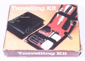 Férfi neszeszer, benne borotva, utazó fogkefe, fésű, cipőkanál, stb., eredeti dobozában, újszerű