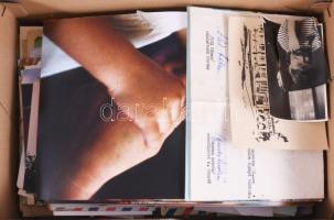 Cipősdoboznyi vegyes papírrégiség, fotó, irat