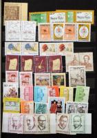 12 vastag fekete lapos Philux A4-es berakó, zöld borítóval, benne kevés postatiszta modern magyar bélyeg és emlékív