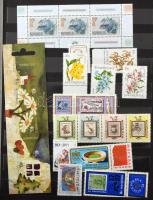 12 vastag fekete lapos Philux A4-es berakó, zöld borítóval, benne kevés postatiszta modern magyar bé...