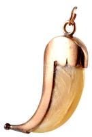 Szerencsehozó amulett. Oroszlánkarom aranyba (14) k foglalva, faragással díszített Afrika, XX. sz. eleje. 4 cm, 3,45 g Széchenyi Zsigmond vadász is hasonlót hordott
