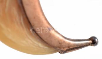 Szerencsehozó amulett. Oroszlánkarom aranyba (14) k foglalva, faragással díszített Afrika, XX. sz. e...