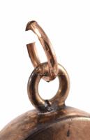 Szerencsehozó amulett. Oroszlánkarom aranyba (14) k foglalva, faragással díszített Afrika, XX. sz. e...