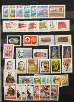 Kb 700 db nagyobb részben magyar bélyeg, érdekes külföldi résszel 12 lapos A4-es berakóban