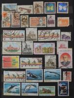 Kb 700 db nagyobb részben magyar bélyeg, érdekes külföldi résszel 12 lapos A4-es berakóban