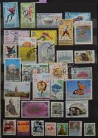 Kb 700 db nagyobb részben magyar bélyeg, érdekes külföldi résszel 12 lapos A4-es berakóban