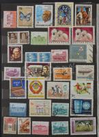 Kb 700 db nagyobb részben magyar bélyeg, érdekes külföldi résszel 12 lapos A4-es berakóban