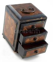 Japán ékszeres ládika három fiókkal. XIX. sz. vége. Lakkozott fa, kézzel festett 19 cm