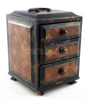 Japán ékszeres ládika három fiókkal. XIX. sz. vége. Lakkozott fa, kézzel festett 19 cm