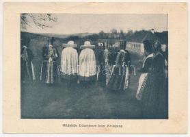Szász parasztlányok a templomba menet / Sächsische Bäuerinnen beim Kirchgang / Transylvanian Saxons going to the church (szakadás / tear)