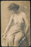 cca 1910 Hölgy kendővel, akt fotó, kopásnyomokkal, 13×8,5 cm