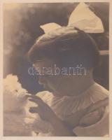 1936 Kislány kutyával, kartonra kasírozott fotó, üvegezett keretben, 24×16 cm