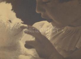 1936 Kislány kutyával, kartonra kasírozott fotó, üvegezett keretben, 24×16 cm
