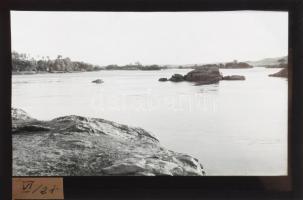 cca 1900 Egyiptom, Nílus parti látkép (a háttérben valószínűleg Philai szigetével), üvegpozitív, 9x12 cm
