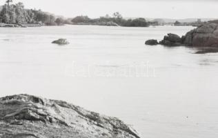 cca 1900 Egyiptom, Nílus parti látkép (a háttérben valószínűleg Philai szigetével), üvegpozitív, 9x1...