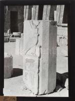 cca 1900 Egyiptom, Hatsepszut fáraó halotti temploma, Hórusz-ábrázolás, üvegpozitív, 12x9 cm