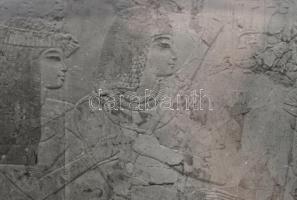 cca 1900 Egyiptom, Ramosze és Merit-Ptah (Meritptah) domborműve, üvegpozitív, 9x12 cm