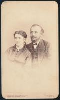 cca 1870 Házaspár portréja, keményhátú fotó Benque-Sebastianutti trieszti műterméből, 10,5×6,5 cm
