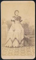 cca 1865 Női portré, keményhátú fotó Reisz Ignác újvidéki műterméből, 10,5×6,5 cm
