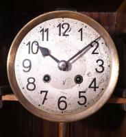 Falióra. Felesütős ingajáratos szerkezet, működik, az útő szerkezet nem működik. Faragott fa házban,...