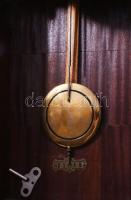 Falióra. Felesütős ingajáratos szerkezet, működik, az útő szerkezet nem működik. Faragott fa házban,...