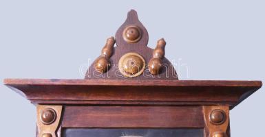 Falióra. Felesütős ingajáratos szerkezet, működik, az útő szerkezet nem működik. Faragott fa házban,...