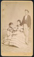 cca 1870 Családi portré, keményhátú fotó Graf pápai műterméből, 10,5×6,5 cm