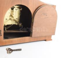 Asztali óra. Felesütős ingajáratos szerkezet, működik fa házban, kulccsal. 40x25 cm