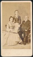 cca 1865 Családi portré, keményhátú fotó Borsos és Doctor pesti műterméből, 10,5×6,5 cm