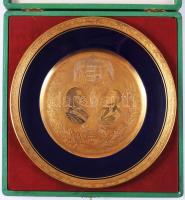 1937  III. Emanuel olasz király és etiópiai császár és Horthy Miklós kormányzó arcképével díszített egyedi emlék tányér Rőder Vilmos honvédelmi miniszternek címzett ajándékozási felirattal Az olasz porcelán tányér III. Emanuel budapesti látogatásának emlékére készült Rőder Vilmosnak. Az aranyozott tányéron látható a két arckép mellett a magyar címer, az olasz királyi és a Horthy családi címer. Hátoldalán felirattal. "Rőder Vilmos m. kir. honvédelmi miniszter Úr Őméltóságának III. Viktor Emanuel olasz király, ethiopiai Császár Őfelsége budapesti látogatásának emlékére" Aranyozott, kézzel festett, d: 19,5 cm díszdobozban.   1937 Unique commemorative plate decorated with the portraits of King Emanuel III of Italy and Emperor of Ethiopia and Governor Miklós Horthy for Minister of National Defense Vilmos Rőder with a gift inscription The Italian porcelain plate was made for Vilmos Rőder in memory of the visit of King Emanuel III of Italy to Budapest. The gilded plate shows the Hungarian coat of arms, the Italian royal coat of arms and the Horthy family coat of arms next to the two portraits. With an inscription on the back. "In memory of His Majesty King Emanuel III of Italy, Emperor of Ethiopia, His Majesty the Minister of National Defense Vilmos Rőder in memory of the visit to Budapest" Gilded, hand-painted, d: 19.5 cm in a gift box.