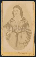 cca 1880 Női portré, keményhátú fotó Rezesy Josef műterméből, vágott karton, hátoldalán ragasztásnyomok, 10×6 cm