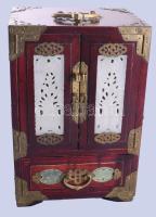 Kínai lakkozott fa ékszeres szekrény, faragott kő berakásokkal, réz veretekkel, 28x19x15 cm