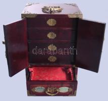 Kínai lakkozott fa ékszeres szekrény, faragott kő berakásokkal, réz veretekkel, 28x19x15 cm