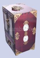 Kínai lakkozott fa ékszeres szekrény, faragott kő berakásokkal, réz veretekkel, 28x19x15 cm