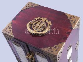 Kínai lakkozott fa ékszeres szekrény, faragott kő berakásokkal, réz veretekkel, 28x19x15 cm