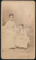 cca 1875 Salamon Aranka és testvére, keményhátú fotó Riskó J. és Tása budapesti műterméből, karton sarkán törésnyom, 10,5×6,5 cm