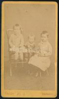 1877 Három kisgyerek portréja, keményhátú fotó Schodosch Lajos felsőőri műterméből, 10,5×6,5 cm
