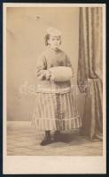 cca 1868 Kislány muffal, keményhátú fotó Carlo di Sago pozsonyi műterméből, 10,5×6,5 cm