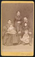 cca 1875 Családi portré, keményhátú fotó Jeney és Társa nyíregyházai műterméből, 10,5×6,5 cm