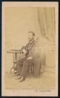 cca 1865 Férfiportré, keményhátú fotó Joanovits verseci műterméből, 10,5×6,5 cm