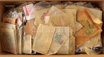 Több ezer darab vegyes külföldi bélyeg régi tasakokban ömlesztve, dobozban (közte magyar is)