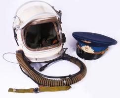 MIG-21 / 23 vadászgép atmoszférikus pilóta ruha és sisak, valamint szovjet vadászpilóta tányérsapka. Mind jó állapotban         MIG-21/23 fighter atmospheric pilot suit and helmet, and Soviet fighter pilot's plate cap. All in good condition.