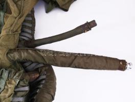 MIG-21 / 23 vadászgép atmoszférikus pilóta ruha és sisak, valamint szovjet vadászpilóta tányérsapka....