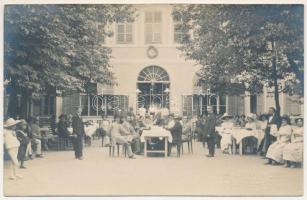 1913 Beszterce, Bistritz, Bistrita; Étterem kerthelyisége vendégekkel és pincérekkel. Dunky Fivérek felvétele / restaurant garden with guests and waiters. photo