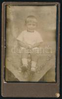 cca 1925 Kisgyerek portréja, keményhátú fotó a Rádió (Budapest-Népliget) műteremből, lyukasztásnyommal, 10,5×6,5 cm